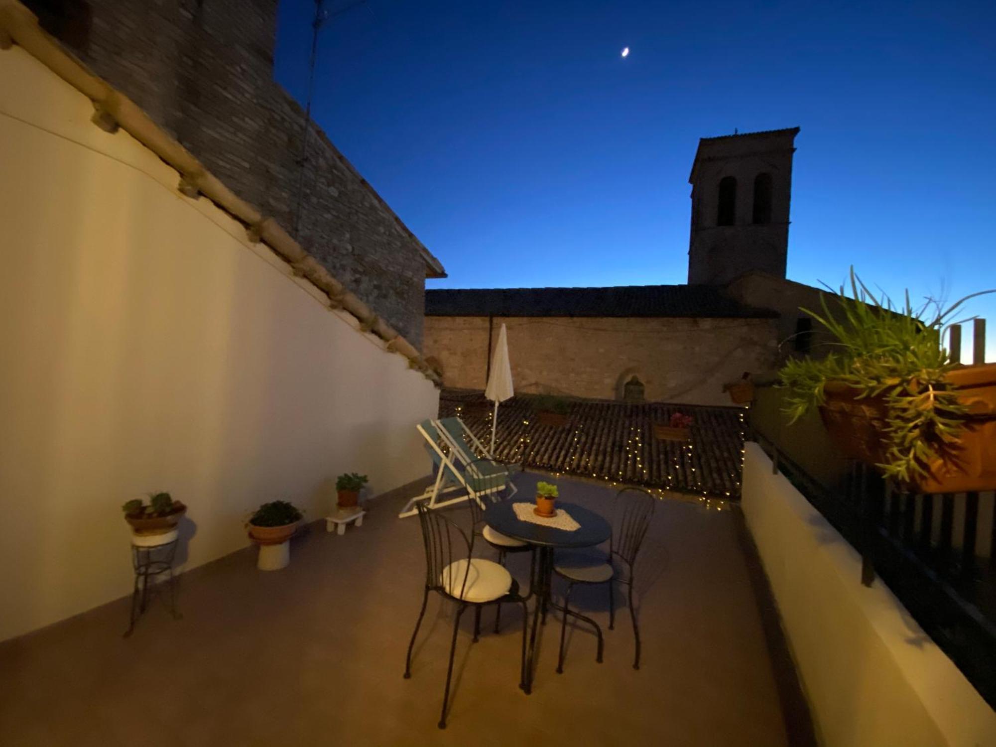 App. Con Terrazza Panoramica In Centro-Montefalco Exterior foto